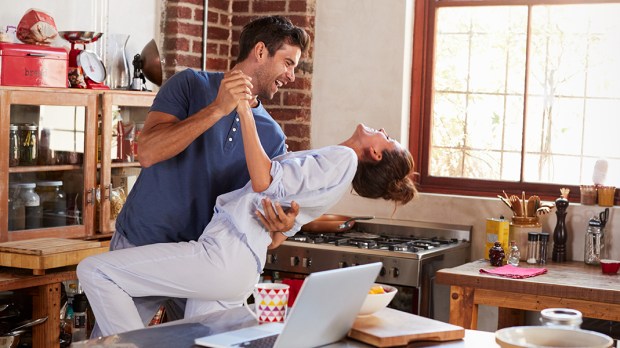 WEB3;COUPLE;FUN;KITCHEN;DANCE;Shutterstock_640947670;KS01