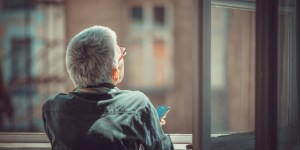 Samotność w pełnej chacie, czyli o emocjach zamiatanych pod dywan. Rozmowa z psychoterapeutą