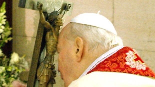 PAPIEŻ JAN PAWEŁ II Z KRZYŻEM