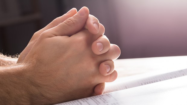 WEB3;MAN;HANDS;PRAY;BIBLE;Shutterstock_792867121;KS01