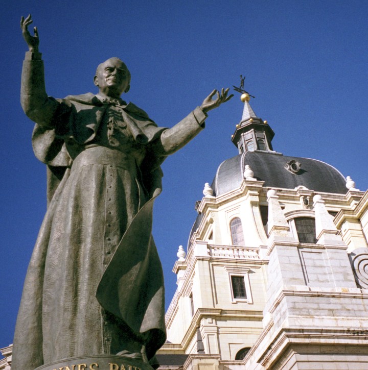 [GALERIA] Pomnik św. Jana Pawła II zrobiony z… 7 milionów kluczy? Najciekawsze rzeźby papieża