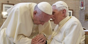 Nowi kardynałowie oraz Franciszek odwiedzili Benedykta XVI. Piękne wideo ze spotkania!