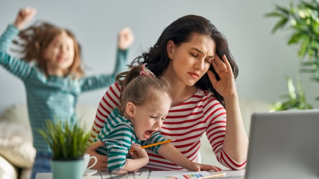 maman travaille à la maison avec ses enfants