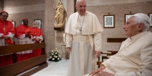 „Pan odebrał mi słowo, bym docenił ciszę”: Benedykt XVI ma problemy z mówieniem