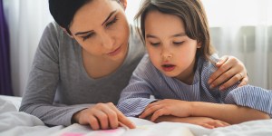 Jak i kiedy czytać z dziećmi Biblię, by ich nie zniechęcić do Słowa?