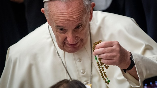 Papież Franciszek trzyma w ręce różaniec