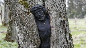 ŁUPKÓW, CHRYSTUS WROŚNIĘTY W DRZEWO