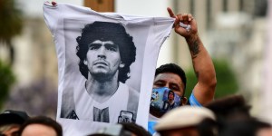 Gregorianka za&#8230; Diego Maradonę. Kibic z Lublina zadbał o duszę sportowego idola