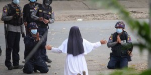 Zakonnica uklękła przed żołnierzami i krzyknęła: Zabijcie mnie, ale nie tych ludzi!