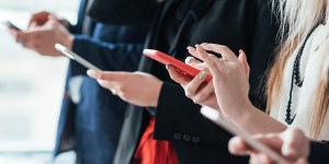 Nowe słowo: „phubbing”. Ważne dla tych, którzy (nad)używają telefonu