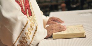 Czy słuchanie Ewangelii gładzi nasze grzechy? O „sekretnych” słowach wypowiadanych podczas mszy