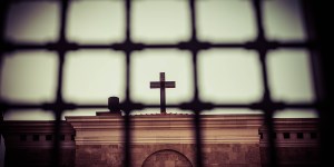&#8222;Prześladowania stały się modne&#8221;. Wzrosła liczba ataków na chrześcijan w Europie