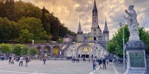 Lourdes – maryjne sanktuarium dla chorych i zdrowych. Przewodnik na zdjęciach