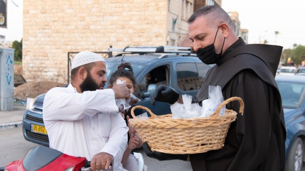 FRANCISZKANIN ROZDAJE WODĘ