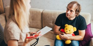 Jak uwolnić się od traum z dzieciństwa? Czy rodzicom trzeba wybaczyć? [wywiad]