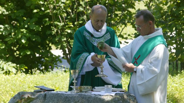 Msza sprawowana w górach na kamiennym ołtarzu