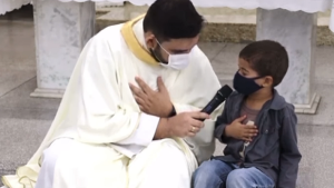 Menino de 5 anos interrompe homilia e pede orações pelo padrinho intubado