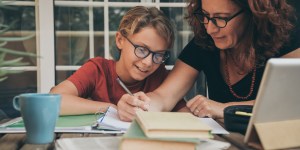 Geografia z sąsiadką? W tajniki edukacji domowej wprowadza Paweł Zakrzewski, tata… 12 dzieci [wywiad]