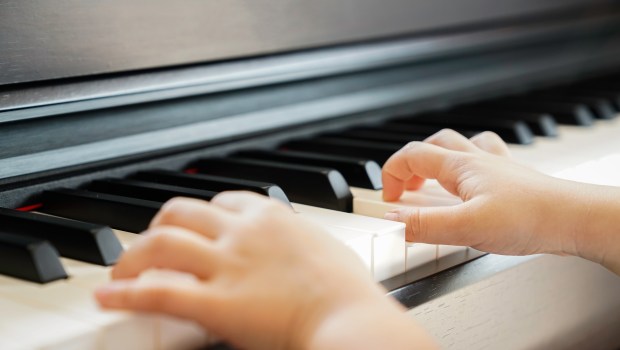 CHŁOPIEC, PIANINO