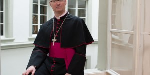Zamiast księży wikariuszy biskupich: dwoje świeckich i diakon stały