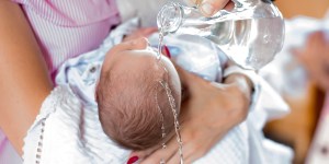 Biskup ochrzcił 14 dzieci ocalonych przed aborcją