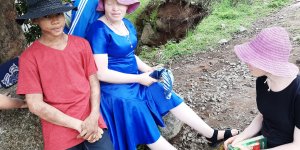 Ma dobrą pracę i wygodne życie. Kasia zostawia wszystko i rusza na misje, by pracować wśród albinosów
