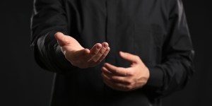 Baner na kościele stał się wiralem. A proboszcz wywołał burzę