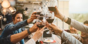 „Wino jest dziełem Boga, pijaństwo zaś dziełem demona”. Jak Kościół podchodzi do alkoholu?
