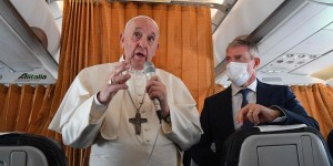 „Nigdy nikomu nie odmówiłem Eucharystii”. Papież o związkach osób homoseksualnych, szczepieniach i aborcji