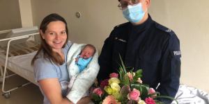 &#8222;Dziecko zaczęło się krztusić, on je klepnął&#8221;. Policjant odebrał poród w Kozienicach