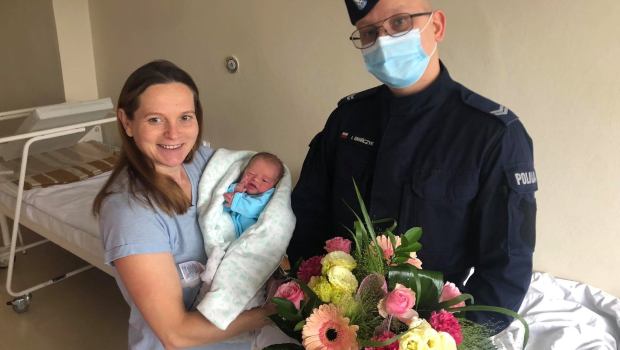 POLICJANT ODEBRAŁ PORÓD