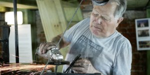 Naukowiec, podróżnik, pasjonat naprawiania zegarów! Ma 85 lat i nie zamierza przestać pracować!
