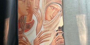 Szepty w poduszkę. Litania do wszystkich (niewygodnych) świętych. Posłuchaj!