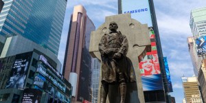 Dlaczego na nowojorskim Times Square jest pomnik… katolickiego księdza?
