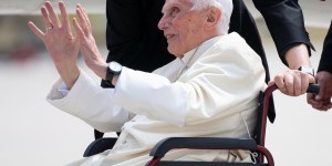Benedykt XVI przyjął trzecią dawkę szczepionki przeciw COVID-19. &#8222;Uczynił to z przekonania&#8221;