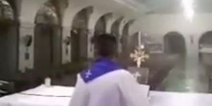 Filipiny: na zewnątrz tajfun, a ksiądz dalej odprawia mszę [film]