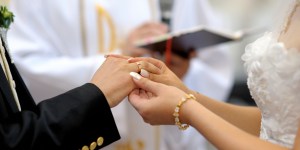 Małżeństwo z osobą niewierzącą lub z innego Kościoła i tzw. ślub jednostronny [wyjaśniamy]
