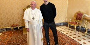 „Dziękuję za tak osobisty prezent”. Słynny piłkarz spotkał się z papieżem Franciszkiem