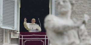 Franciszek na „Anioł Pański”: Nie możemy przyzwyczajać się do wojny!