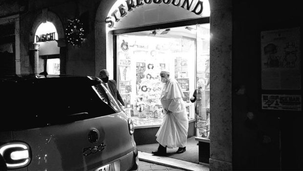 PAPIEŻ FRANCISZEK W SKLEPIE