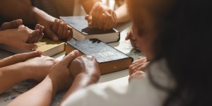 Biskup nakazuje wizytację we wspólnocie. Księdzu zawieszono uprawnienia egzorcysty