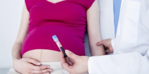 &#8222;Przepłakaliśmy cały wieczór&#8221;. Czy badania prenatalne rzeczywiście są w 85% procentach fałszywe? [wyjaśniamy]