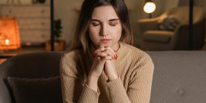 Ciężki dzień? Tą wieczorną modlitwą powierz Bogu wszystko, co się udało (lub nie)