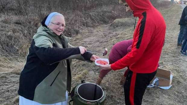 Siostra Juwencja Dziedzic OP wydaje posiłek przy granicy