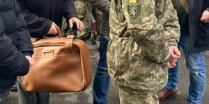 Powiedział, że robi to dla wnuków. 80-letni mężczyzna chciał dołączyć do ukraińskiej armii