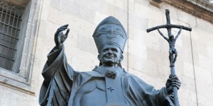 Pomnik św. Jana Pawła II zrobiony z… 7 milionów kluczy? Najciekawsze rzeźby papieża [zdjęcia]