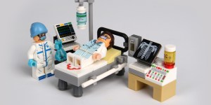 &#8222;Dzięki temu zmniejszy się ich niepokój&#8221;. LEGO przygotowuje specjalne zestawy dla pacjentów szpitali dziecięcych