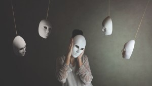 Kobieta zmienia maski