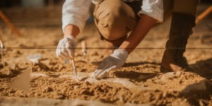 &#8222;Ten znak ma 120 tys. lat!&#8221; Archeologowie odnaleźli najstarszy symbol pozostawiony przez człowieka!