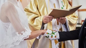 Młodzi ludzie zawierają sakrament małżeństwa